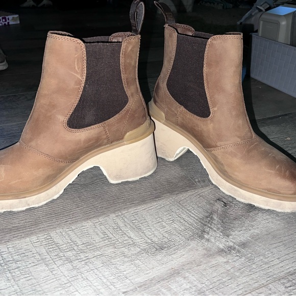 Sorel Hi-Line Chelsea Boot - Picture 1 of 4